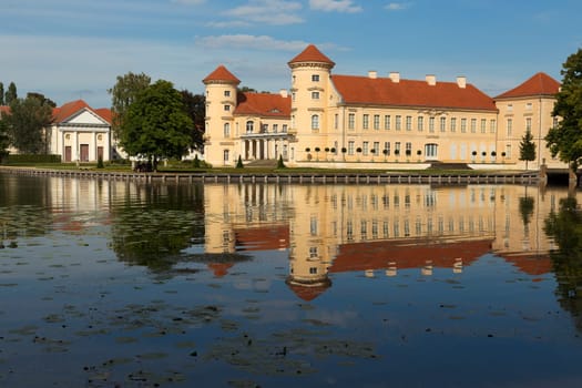 Reinsberger Schloss im Sonnenschein am Grienericksee.