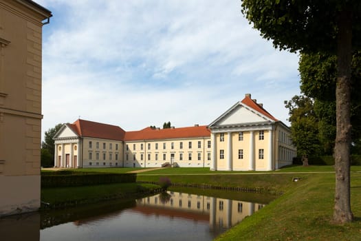 Nebengebäude des reinsberger Schlosses im Sonnenschein.
