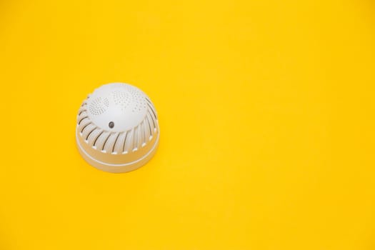The smoke sensor on the ceiling.