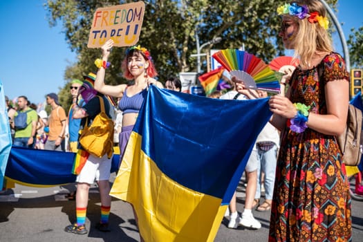 "Freedom to be U"" mentions a sign from the Ukrainian representation at the Pride 2023 parade in Barcelona. The LGBTIQ collective's demonstration is held annually in cities around the world with the aim of proudly displaying the diversity of sexual and gender orientations."
