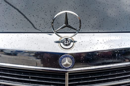 WETTENBERG, HESSE, GERMANY - 07 - 28 - 2023: Classic MERCEDES BENZ Star on a vintage Mercedes at a Car Show in Krofdorf-Gleiberg, near Giessen in Hesse.