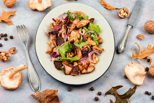Dietetic warm salad with grilled forest mushrooms, onions, herbs and walnuts.