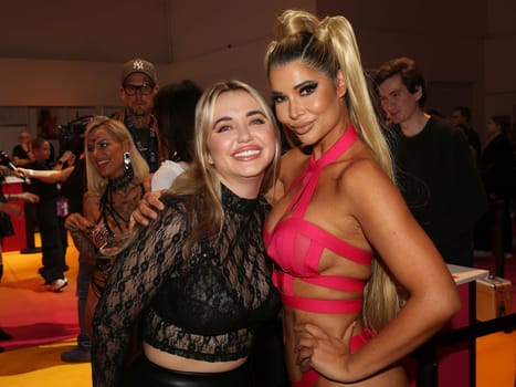 Cathy Lugner mit Micaela Schaefer auf 26.Erotikmesse Venus 2023 am 27.10.2023 in Berlin
