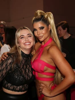 Cathy Lugner mit Micaela Schaefer auf 26.Erotikmesse Venus 2023 am 27.10.2023 in Berlin