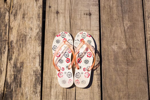 Flip flop on wooden background. relaxation and summer concept