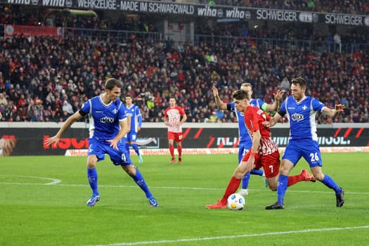 Freiburg's Noah Weißhaupt (SC Freiburg) drew three opponents on him in the match of the 1st FBL: 23-24: 12 Sptg. SC Freiburg - SV Darmstadt 98  DFL REGULATIONS PROHIBIT ANY USE OF PHOTOGRAPHS AS IMAGE SEQUENCES AND/OR QUASI-VIDEONann  Photo: Joachim Hahne/johapress