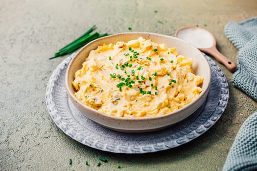 Egg spread with cream cheese, egg and chives
