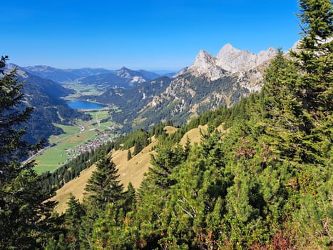 Blick vom Hahnenkamm nach Norden ins Tannheimer Tal, Tirol, Österreich. Höfen