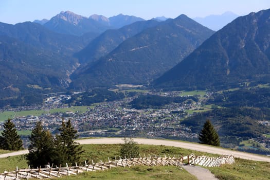 Blick vom Hahnenkamm nach süden über Reutte im Lechtal zu den Lechtaler Alpen, Tirol, Oesterreich, Hoefen
