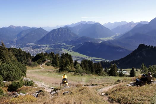 Blick vom Hahnenkamm nach süden über das Lechtal zu den Lechtaler Alpen, Tirol, Oesterreich, Hoefen