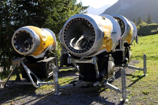 Schneekanonen stehen bereit für die Schisaison, Hahnenkamm, Tirol, Östereich, Höfen