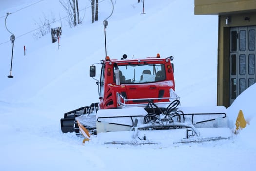 A snow groomer is ready for use at Grafenmatt / Feldberg  First onset of winter in Germany.   In the Upper Black Forest,as here on the Feldberg (Breisgau-Hochschwarzwald district),there were the first heavy snowfalls on Tuesday with the cold air and temperatures below freezing point - on Wednesday the landscape presented itself in its best white winter dress. Sugar-covered fir trees with a snow depth of a good 40 centimetres,sunshine attracted the first winter sports enthusiasts to the highest elevation in the country. On the first weekend in December,the winter sports season on the Feldberg is to be opened.