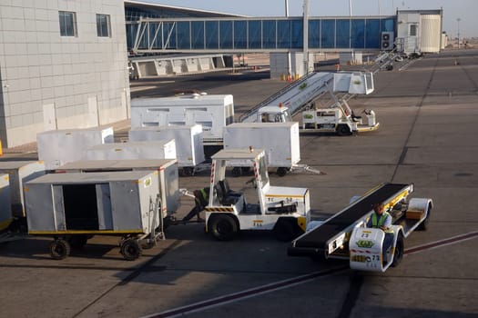 Gepäck-Container am Flughafen Hurghada, Ägypten