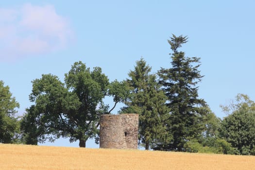 The blunt tower is a historical monument in the Hunsrueck. It stands directly at the Hunsrueck High Road (Bundesstraße 327)