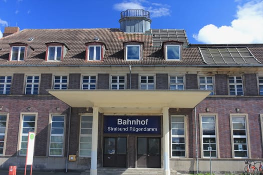 The Ruegendamm station is located a few meters in front of the Ziegelgrabenbridge on the square of the 17th of June