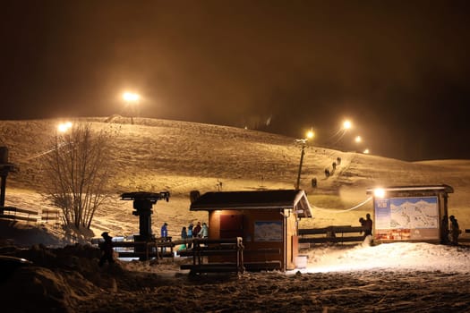 A touch of Christmas spirit also on the ski slope. In Hinterzarten (Breisgau-Hochschwarzwald district),the ski season for night skiing was opened on the first weekend in December with the best winter sports conditions and a good 50 zenimeters of snow.   The ski centre with the three drag lifts up to the Windeckkopf is one of the largest night ski areas in Baden-Württemberg. At the Windeck ski centre,floodlit skiing is offered by the new Profazi family from Monday to Saturday from 6 p.m. to 10 p.m.,subject to sufficient snow conditions. Further detailed information can be found on the website www.skizentrum-windeck.de