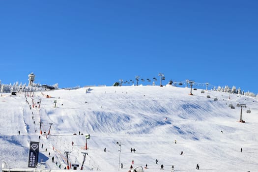 Feldberg - Opening of the winter sports season 2023-24  In picture-perfect weather with blue skies,pure sunshine and over half a metre of snow,the ski season was opened on the 1,493-metre-high Feldberg (Breisgau-Hochschwarzwald district). Several hundred winter sports enthusiasts frolicked in the snow on skis and snowboards. Others took the opportunity for a first winter walk or a toboggan ride in a dreamlike snow-covered winter landscape on the Höchsten. But in the next few days the weather is expected to become more unstable again