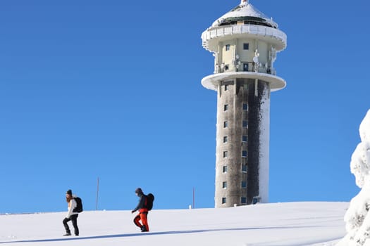 Feldberg - Opening of the winter sports season 2023-24  In picture-perfect weather with blue skies,pure sunshine and over half a metre of snow,the ski season was opened on the 1,493-metre-high Feldberg (Breisgau-Hochschwarzwald district). Several hundred winter sports enthusiasts frolicked in the snow on skis and snowboards. Others took the opportunity for a first winter walk or a toboggan ride in a dreamlike snow-covered winter landscape on the Höchsten. But in the next few days the weather is expected to become more unstable again