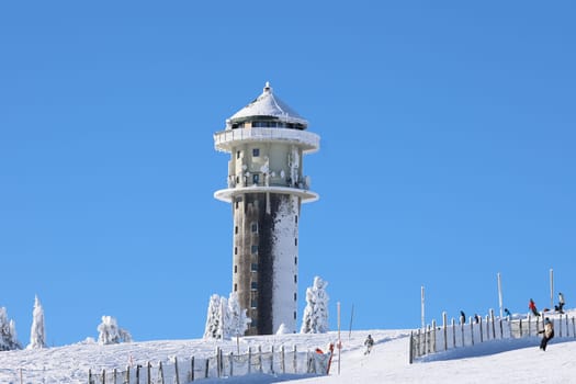 Pure Black Forest winter with the sugar-coated Feldberg Tower  Feldberg - Opening of the winter sports season 2023-24  In picture-perfect weather with blue skies,pure sunshine and over half a metre of snow,the ski season was opened on the 1,493-metre-high Feldberg (Breisgau-Hochschwarzwald district). Several hundred winter sports enthusiasts frolicked in the snow on skis and snowboards. Others took the opportunity for a first winter walk or a toboggan ride in a dreamlike snow-covered winter landscape on the Höchsten. But in the next few days the weather is expected to become more unstable again