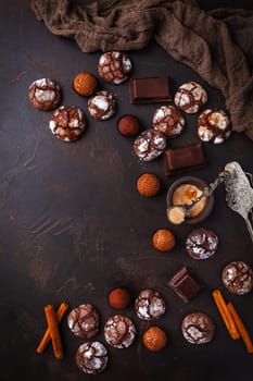 Homemade Chocolate Crinkle Cookies with chocolates with chocolate and cinnamon, Christmas cookies and sweetmeats
