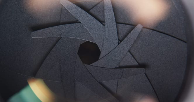 Adjusting aperture on camera lens