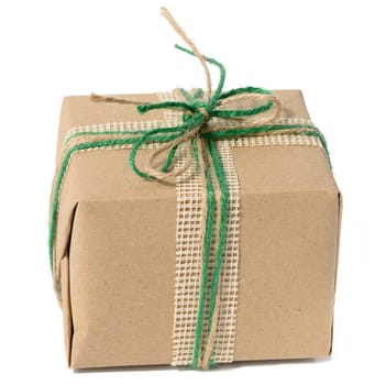 The box is packed in brown craft paper and tied with a rope on a white background, a gift