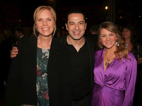 Melanie Marschke , Bülent Ceylan und Luise Bähr bei 29. Jose Carreras Gala 2023 am 14.12.2023 in Media City Leipzig