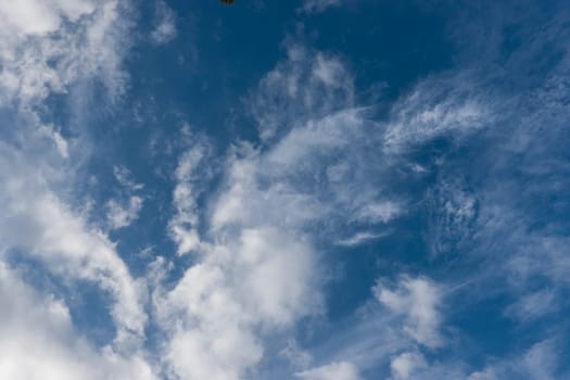 weisse Wolken am blauen Himmel