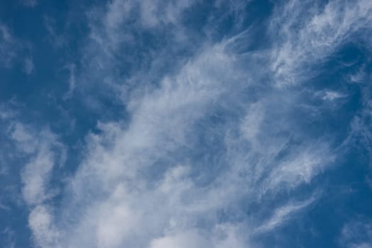 weisse Wolken am blauen Himmel