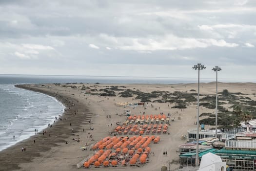 bewölkter Himmel über der Playa del Ingles, Maspalomas, Gran Canaria, Spanien