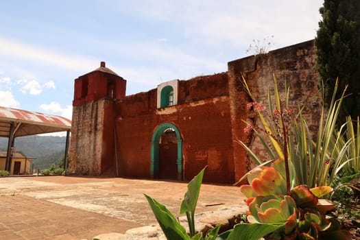 The beautiful red church in San Mateo Rio Hondo/Parroquia de San Mateo Rio Hondo, Oaxaca