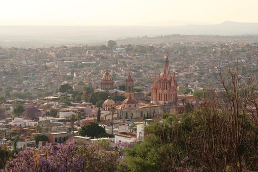 View from a view point/mirador onto the famous church/cathedral Parroquia de San Miguel Arcangel, emblem of San Miguel de Allende, Mexico 2022