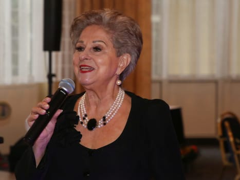 Schlagersängerin Dagmar Frederic beim einem Auftritt am 06.01.2024 in Magdeburg