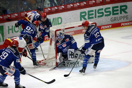at the match of the DEL 23-24,37. Sptg.: Schwenninger Wild Wings vs Düsseldorfer EG (DEG)