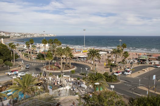 Blick von der Uferpromenade von Playa del Ingles nach San Augustin, Gran Canaria, Spanien