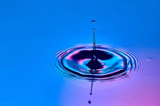 a drop of water falling into the water and creating waves. High quality photo