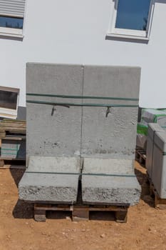 installation of a L-Stone at the concrete bed with contact to the knob wall isolation at a construction site