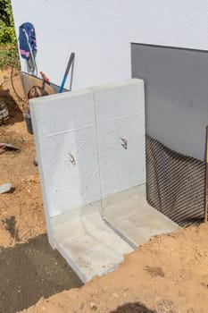 installation of a L-Stone at the concrete bed with contact to the knob wall isolation at a construction site