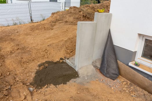 installation of a L-Stone at the concrete bed with contact to the knob wall isolation at a construction site