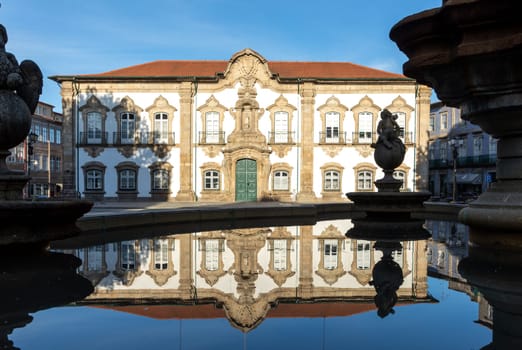 Braga City Hall (Paços do Concelho) und Pelican Fountain - Braga, Portugal