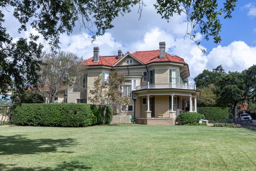 beautiful architecture and deep history of one of New Orleans oldest and most famous neighborhoods, the Garden District, Louisiana
