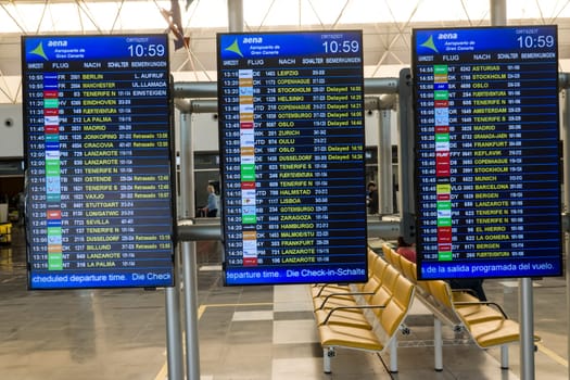 Anzeigetafel mit Flugplan am internationalen Flughafen, Gran Canaria, Kanarische Inseln, Spanien
