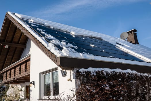 von einer teilweise verschneiten Solaranlage haben sich Schneebretter gelöst