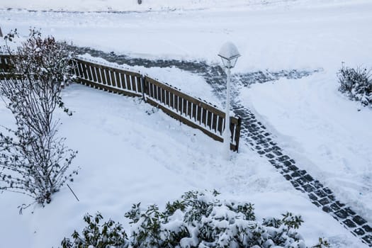 schmaler, vom Schnee befreiter Pfad, auf der Strasse
