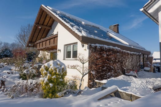 von einer teilweise verschneiten Solaranlage haben sich Schneebretter gelöst