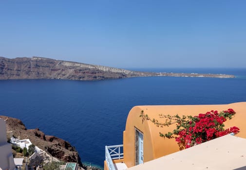 House on the edge of the caldera cliff, Oia village, Santorini, Greece
