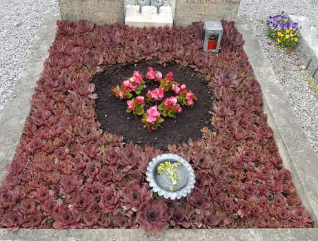 Grave design is very elaborate and often depends on the size of the grave. Grave design is very varied and often depends on the size of the grave.