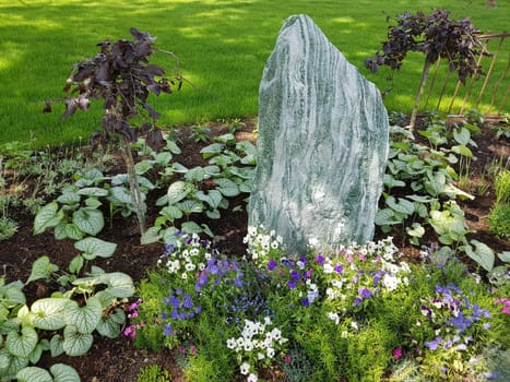 Grave design is very elaborate and often depends on the size of the grave. Grave design is very varied and often depends on the size of the grave.