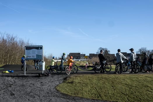 von zahlreichen Kindern und Jugendlichen besuchter Pumptrack, Nordrhein-Westfalen, Deutschland, Weilerswist