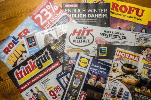 Sammelsurium diverser wöchentlicher Werbeblätter von Discountern und Möbelhäusern - Symbolbild
